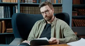 Listanje knjige i razmišljanje