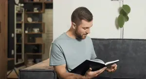 Stavljanje naočala i čitanje knjige