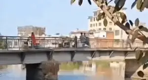 Otac bacio dijete s mosta u Kini