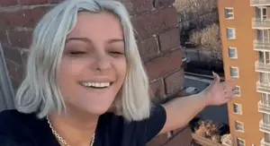 Pjevačica Bebe Rexha na balkonu u Londonu