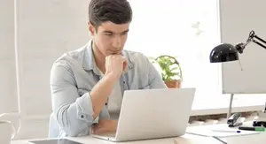 Rješavanje kviza na laptopu uz razmišljanje