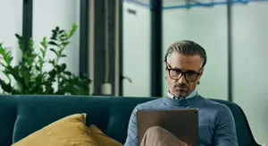 Rješavanje kviza na tabletu i razmišljanje