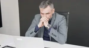 Držanje za glavu pred računalom