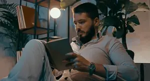 Čitanje i razmišljanje u dnevnom boravku