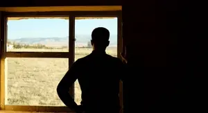 Gledanje kroz prozor i razmišljanje