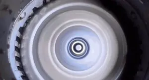 Snimka drobilice za otpad u sudoperu