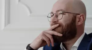 Češanje po glavi pri razmišljanju