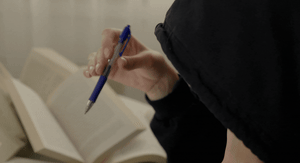 Treskanje olovkom pri razmišljanju