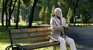 Stari znalac koji razmišlja dok sjedi na klupi