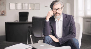 Mudrac s bradom koji razmišlja