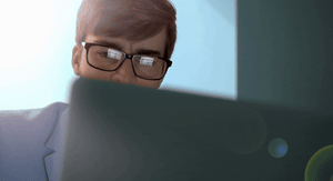 Gledanje u ekran i razmišljanje