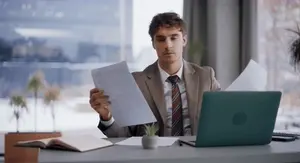 Gledanje papira i donošenje odluke pred računalom