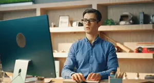 Tipkanje i razmišljanje pred kompjutorom