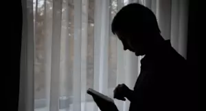 Muškarac koji razmišlja i rješava kviz na mobitelu