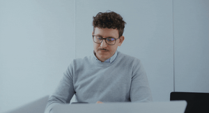 Muškarac koji rješava kviz na mobitelu