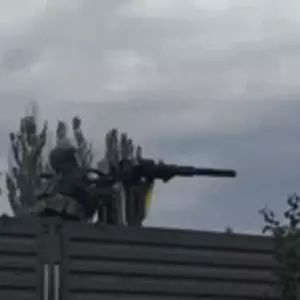VIDEO Kruži nevjerojatna snimka: Ruski vojnik izgubio kontrolu nad mitraljezom, kolega jedva izbjegao metak
