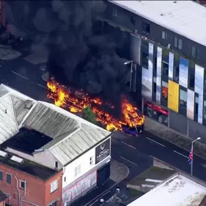 FOTO/VIDEO Snimka krvavog napada zapalila grad: Belfast u plamenu, policija jedva obuzdala masu