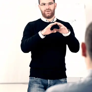 Muškarac koji nešto objašnjava drugom