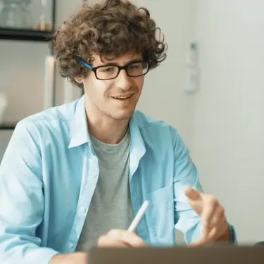 Muškarac koji rješava kviz na kompjutoru