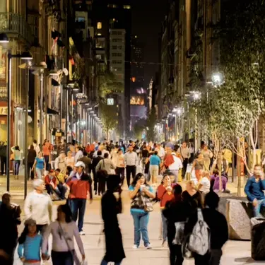 Grad prepun ljudi koji hodaju