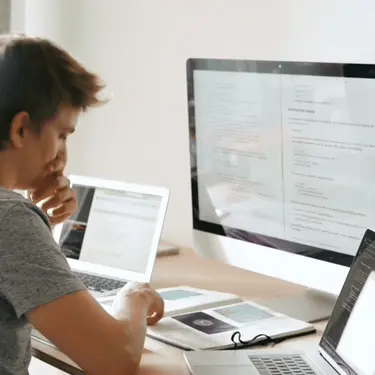 Muškarac za radnim stolom ispred računala