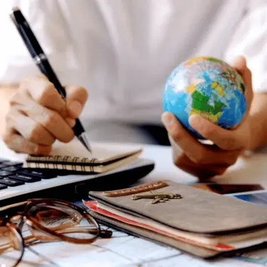 Zapisivanje u bilježnicu i gledanje na globus