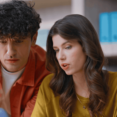 Muškarac i žena nad kompjuterom kako traže rješenje