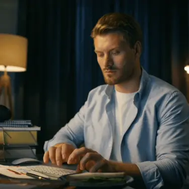 Muškarac ispred računala kako rješava probleme