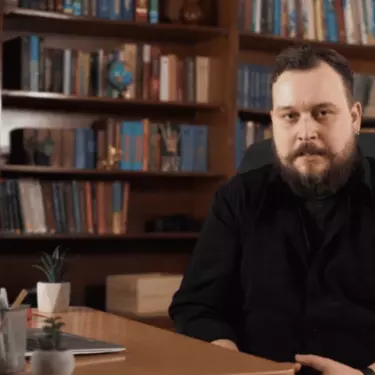 Muškarac koji razmišlja u knjižnici