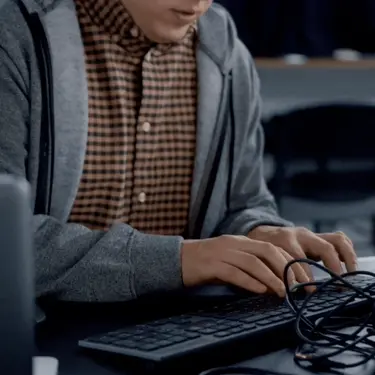 Muškarac koji tipka na računalo i razmišlja