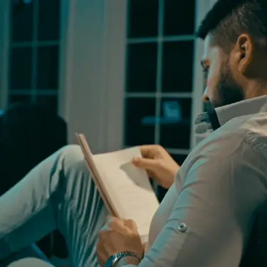 Čitanje knjige i razmišljanje