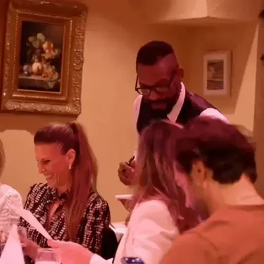 Konobar u SAD-u kako uzima narudžbe na hrvatskom