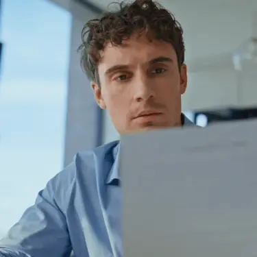 Muškarac koji čita i razmišlja s kemijskom u ustima