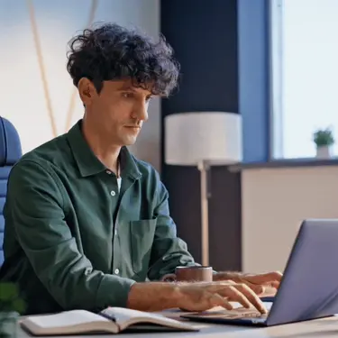 Muškarac pred računalom kako vodi bilješke