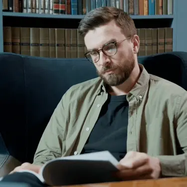 Listanje knjige i razmišljanje