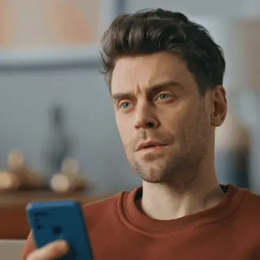 Rješavanje kviza na mobitelu i razmišljanje