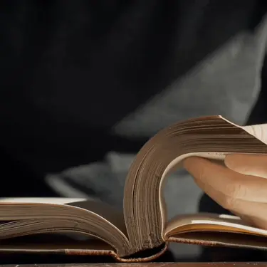 Listanje knjige na stolu