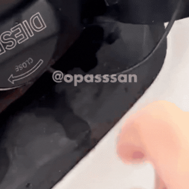 Žena koja toči gorivo na benzinskoj pumpi