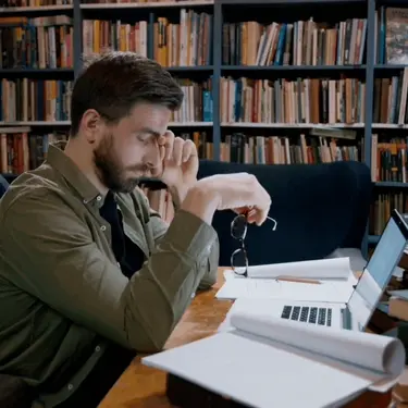 Trljanje očiju i razmišljanje pred računalom