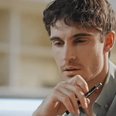 Muškarac kako razmišlja s kemijskom u ruci