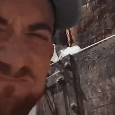 Svjetski putnik Drew Binsky okružen smećem