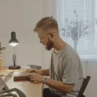 Otvaranje knjige za radnim stolom