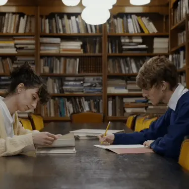 Studenti u knjižnici kako uče i čitaju