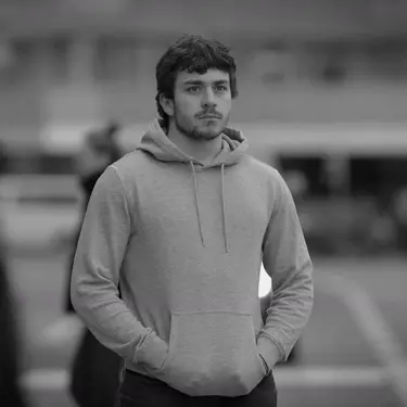 Muškarac koji razmišlja dok kraj njega prolaze ljudi