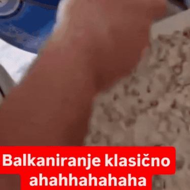 Francuska salata u staroj kanti boje