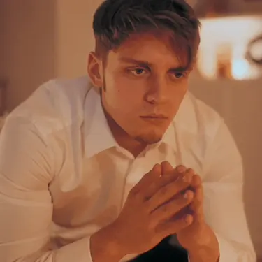 Muškarac kako razmišlja s rukama na lica