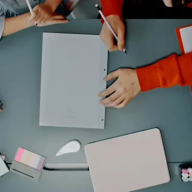 Pisanje i učenje u grupi za stolom