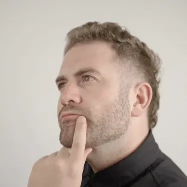 Lupkanje po bradi pri razmišljanju