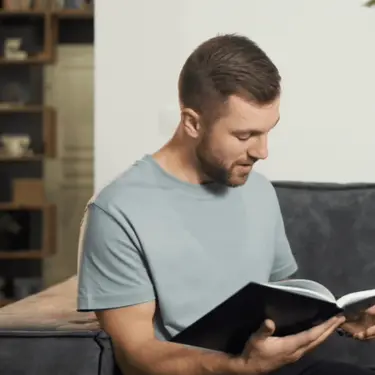 Stavljanje naočala i čitanje knjige