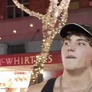 Influencer Androgenic u trenutku skidanje perike